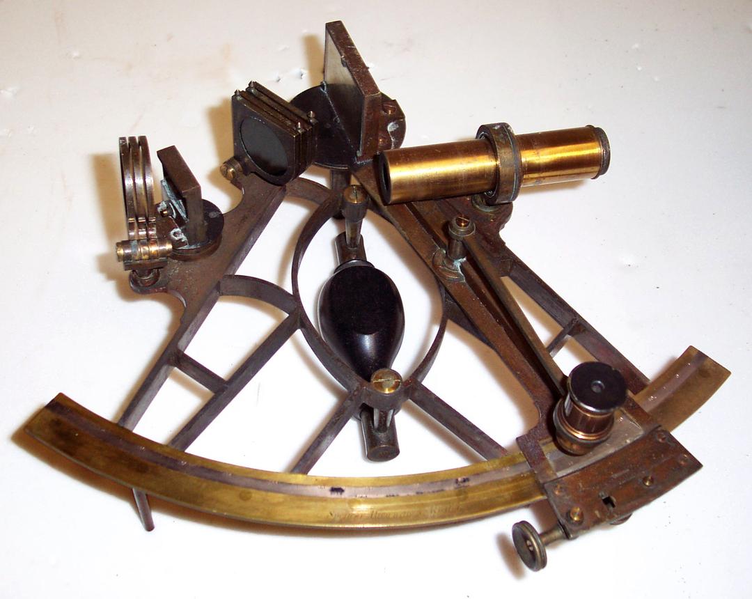 découvrez l'histoire fascinante du sextant, un instrument de navigation essentiel, et son usage précis pour déterminer la position en mer.